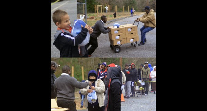 Community ‘gobbles up’  700 turkeys  at giveaway